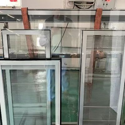 ستائر مدمجة من الزجاج العازل